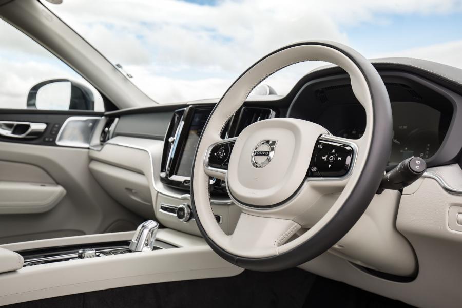 Интерьер Volvo XC60 T8 Inscription 2017 года  (UK) (фото 27 из 40)